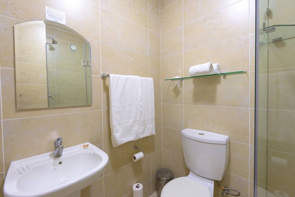 1 bedroom bathroom