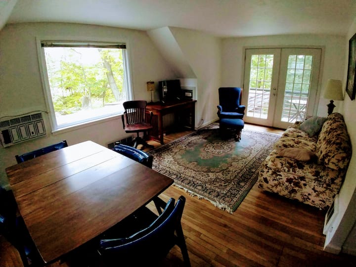 Sunny Guesthouse with Lake Breezes