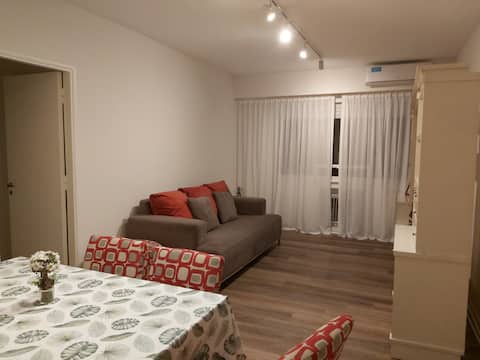 Top Airbnb: Renovated apartment for 4 people in Comuna 1