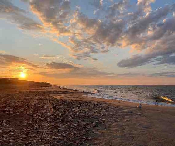 Lovely 2 Bedroom Apartment 2 blocks from the Beach