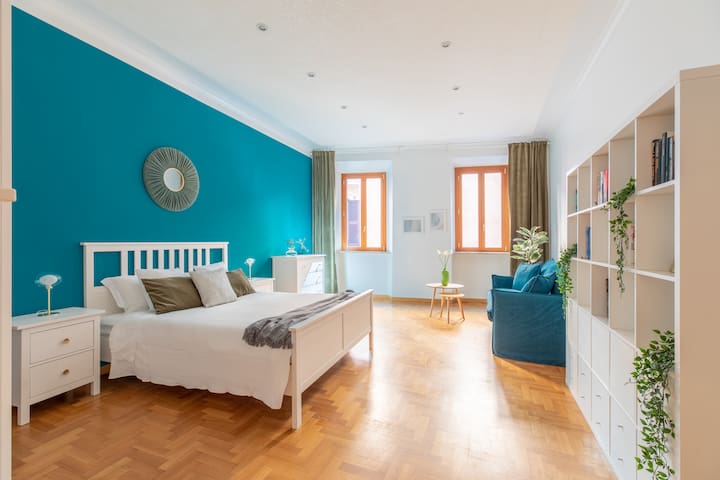 iFlat | Spanish Steps Blue Apartment