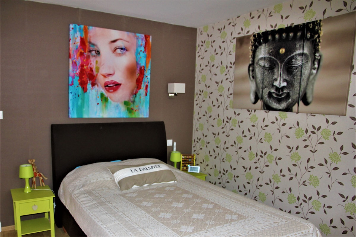 Spavaća soba 1 - Krevet 140 x 200 (kroz) - ormar - noćni ormarići - budilica