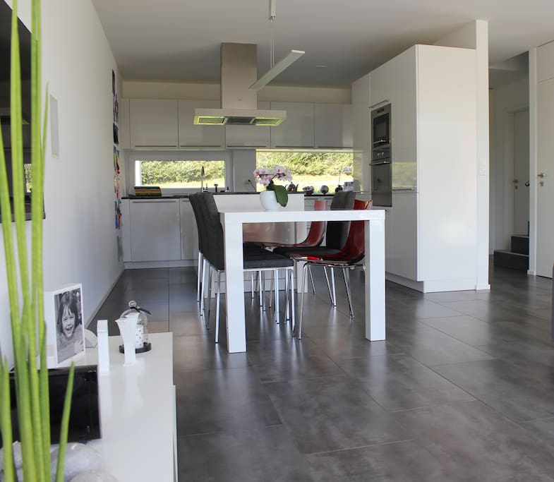 Salle à manger donnant sur cuisine ouverte