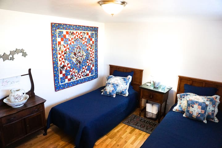 'Oregon Trail' Room - Room 2, 'Quilt Star' Home