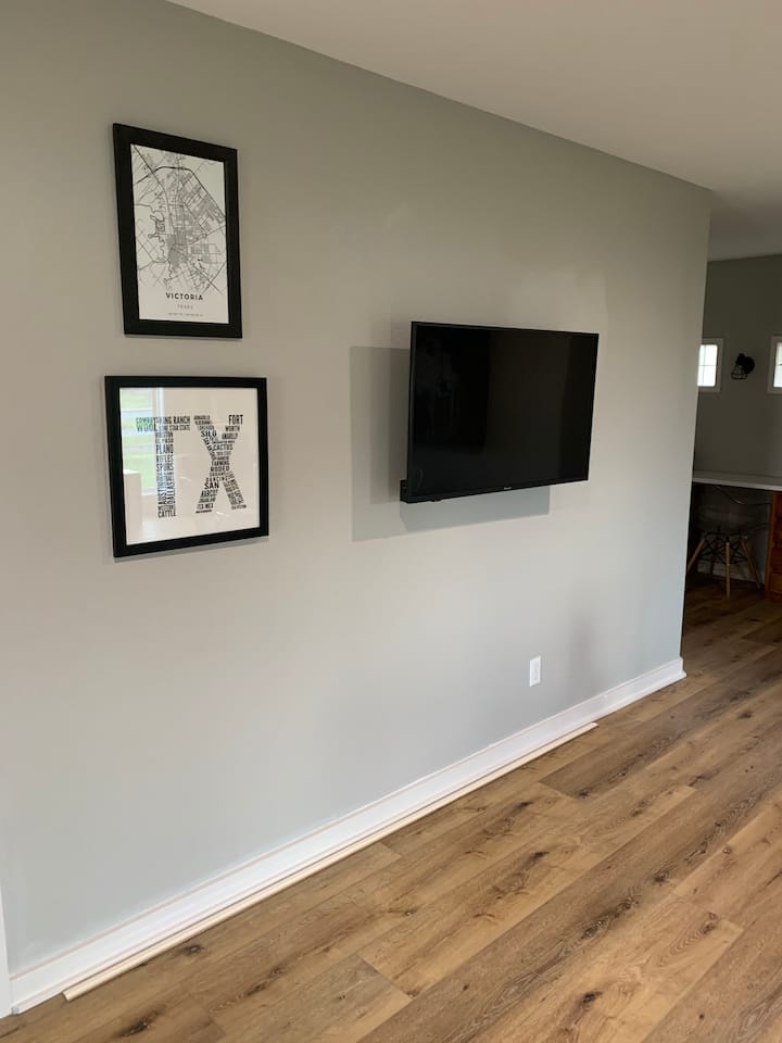 “The Willie” Private 2 Bdrm/ 1 Ba Home In Triplex - Bloomington, TX