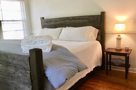 Sonny’s Beach House
3 Blocks to beach!