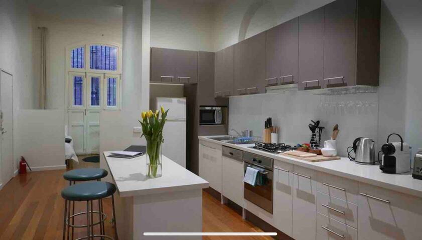 Melbourne CBD location…heritage warehouse apt gallery image 4