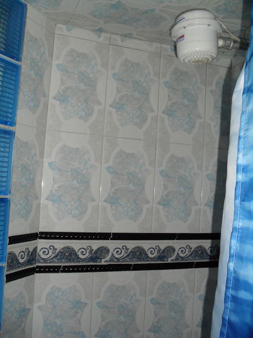 DUCHA CON AGUA CALIENTE