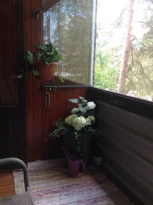Parveke, johon paistaa aurinko iltapäivällä