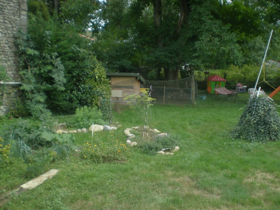 Vue sur le jardin médicinal situé devant les chambres