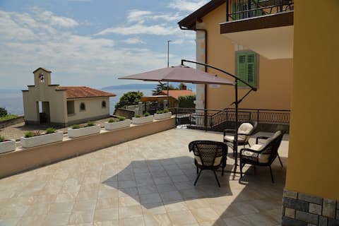 Top Airbnb: Villa Celzia-Apartment with a beautiful terrace in Općina Lovran