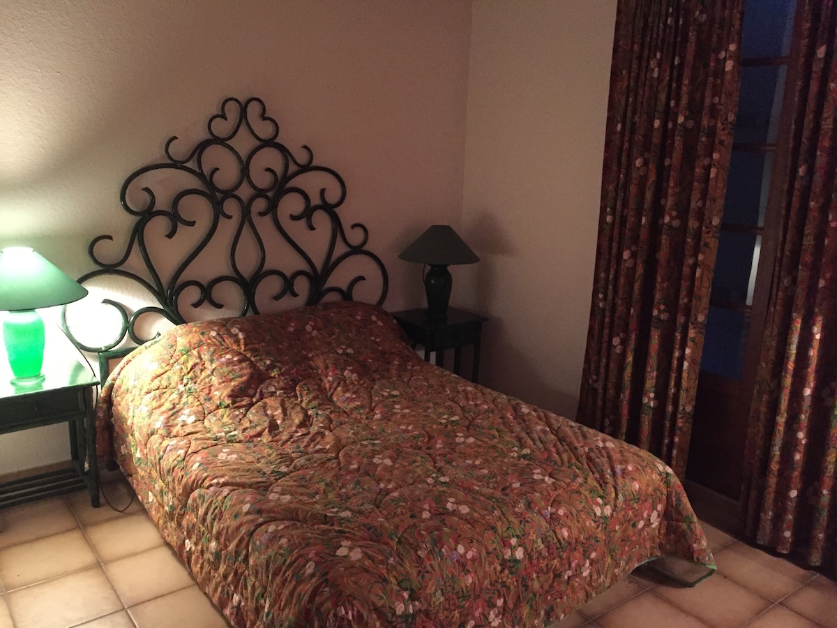 Spavaća soba na prvom katu s terasom i tuš kabinom.