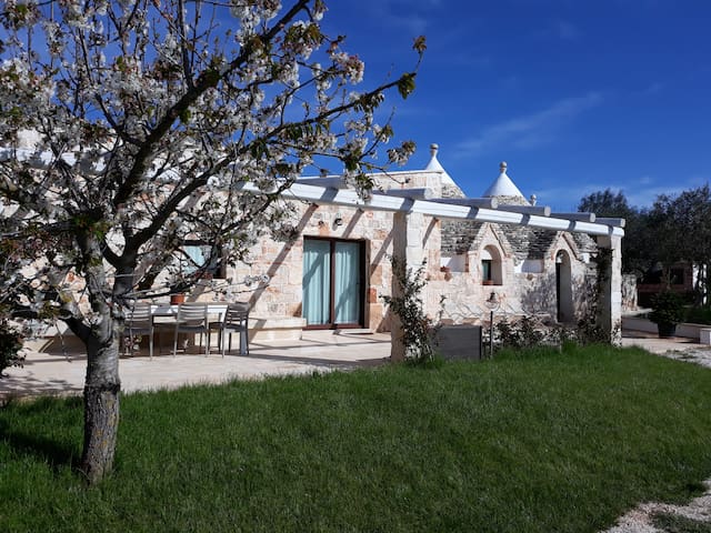 Trulli nella campagna pugliese