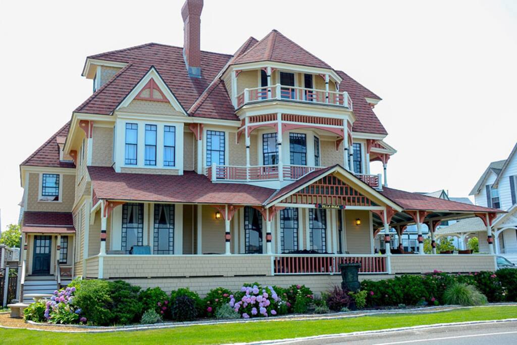 Water front property in beautiful location right across the ocean and walking distance from ferry and downtown