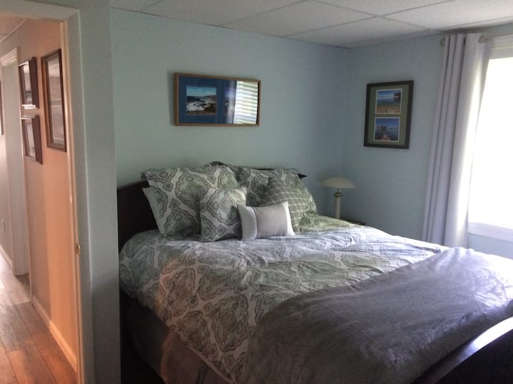 Colchón muy cómodo y cortinas que oscurecen la habitación para un sueño tranquilo.  Puertos USB en la mesa de noche a través del cable.