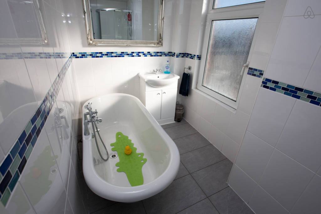 Guest bathroom.