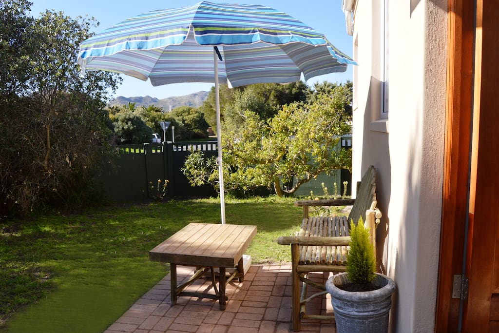 Canary Corner Cottage with a private entrance from the pretty garden