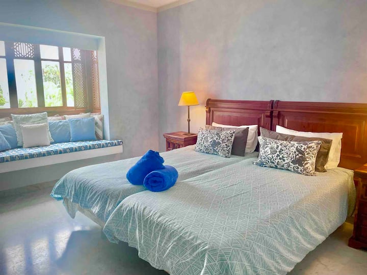 带有独立泳池景观和花园的宽敞卧室 