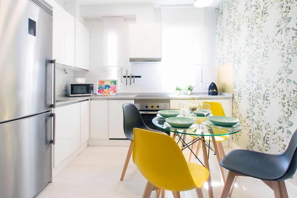 Cocina y comedor / Kitchen and dining table