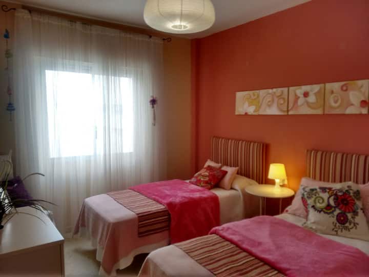 Habitación soleada y muy muy luminosa, con brisita fresquita del río en verano...