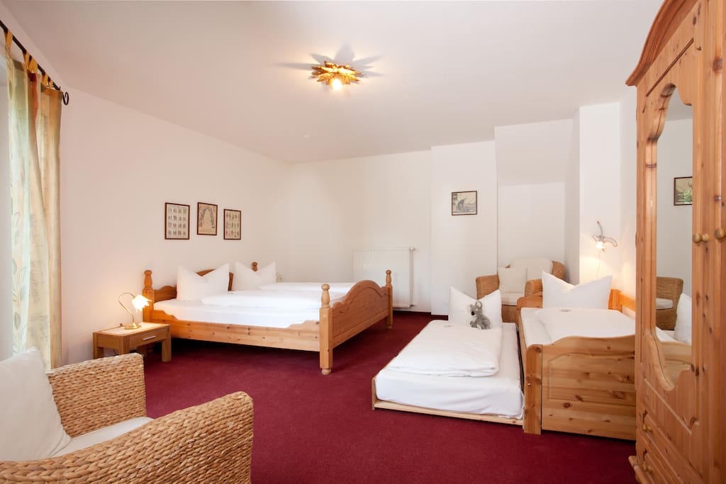 Schlafzimmer mit 1 Ehebett und ein Einzelbett. Mit direkten Zugang zur Terrasse
