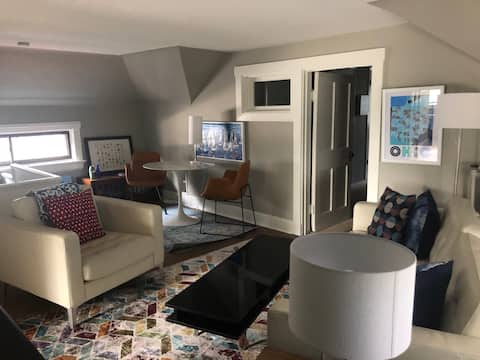 Top Airbnb: Third Floor Apt. in Historic Home in Walnut Hills