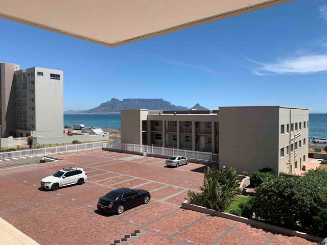 Spacious Sunkissed 3Bed 2bath Beachfront Apartment gallery image 3