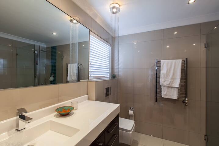 Modern Open Plan House on Golf Estate gallery image 5