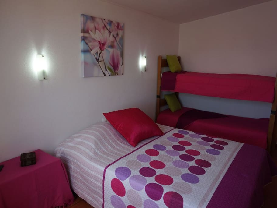 Chambre 2 - lit double, 2 lits individuels, vue sur mer