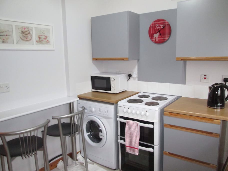 Breakfast bar in the kitchen and we have tea, coffee, starter milk and biscuits when you arrive