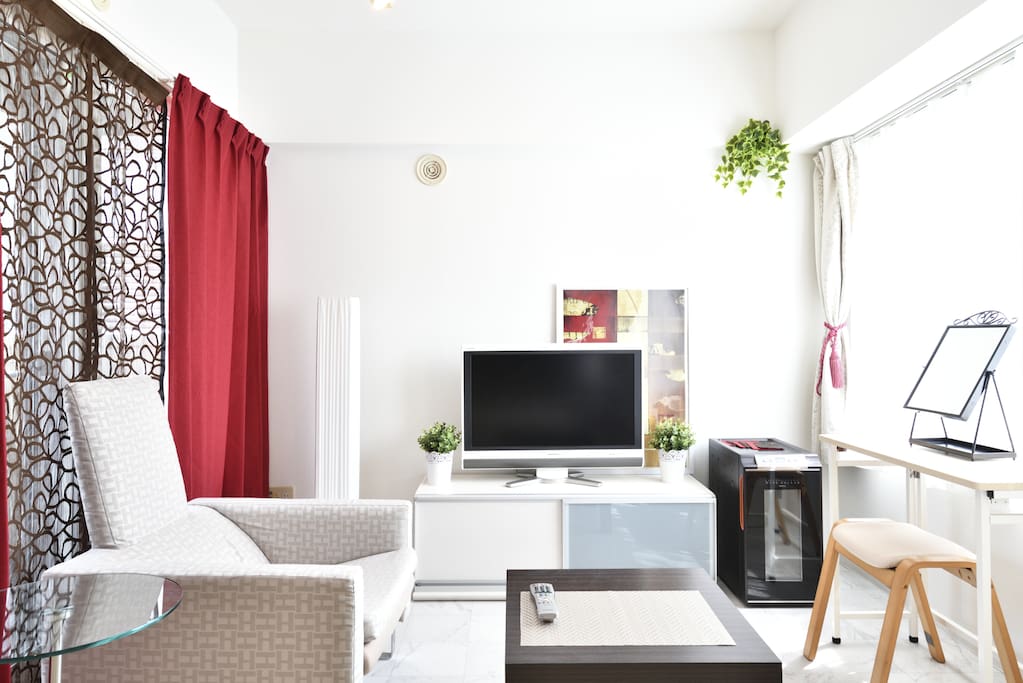 Main room with everything travellers need. 旅行に必要なものは、ほぼ全て完備☆