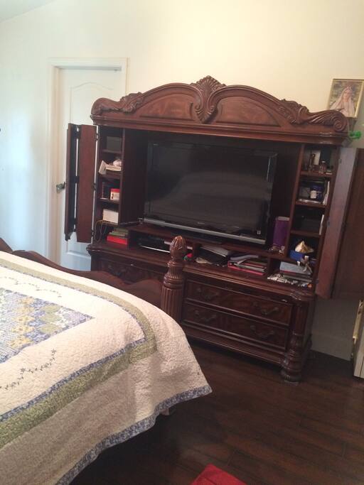 Flat screen TV, closet to put your own clothes! No pets allowed in the room! None smokers also!