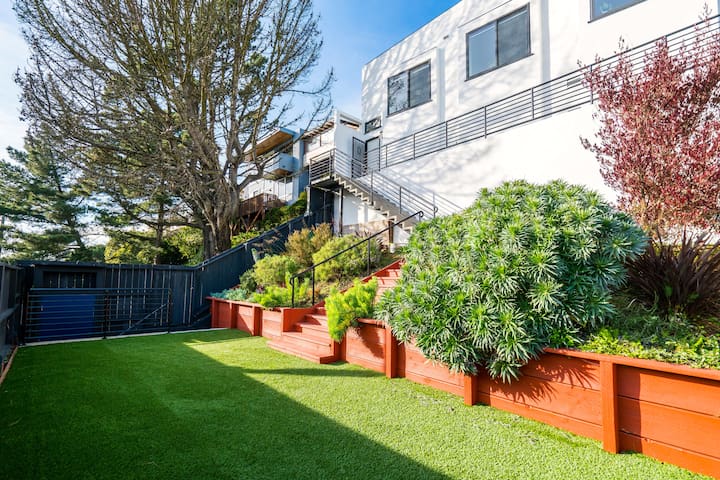 Spacious and modern garden home with city views