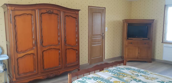 Runinga inapatikana katika chumba cha kulala kwenye ghorofa ya chini. Unaweza pia kuhifadhi vitu vyako katika kabati hili.