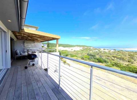 Dave's Dream: elegant cottage with beach access