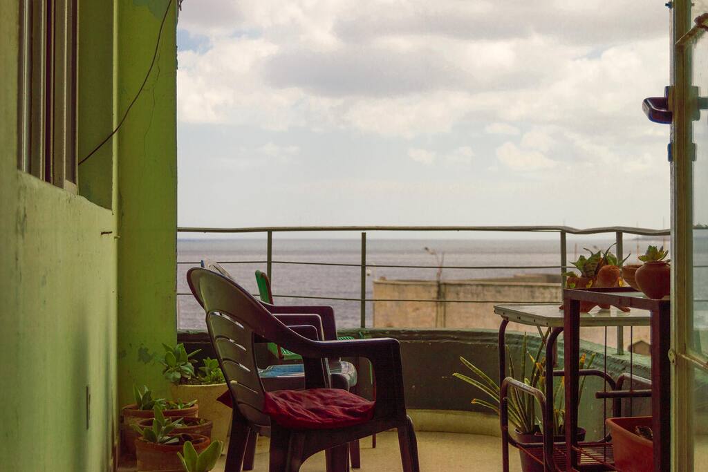 Balcony: usable area for guests