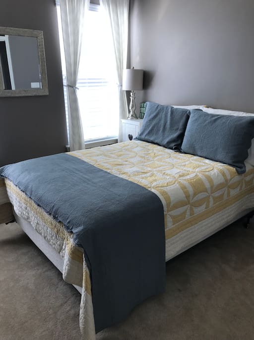 Second bedroom with full size bed.