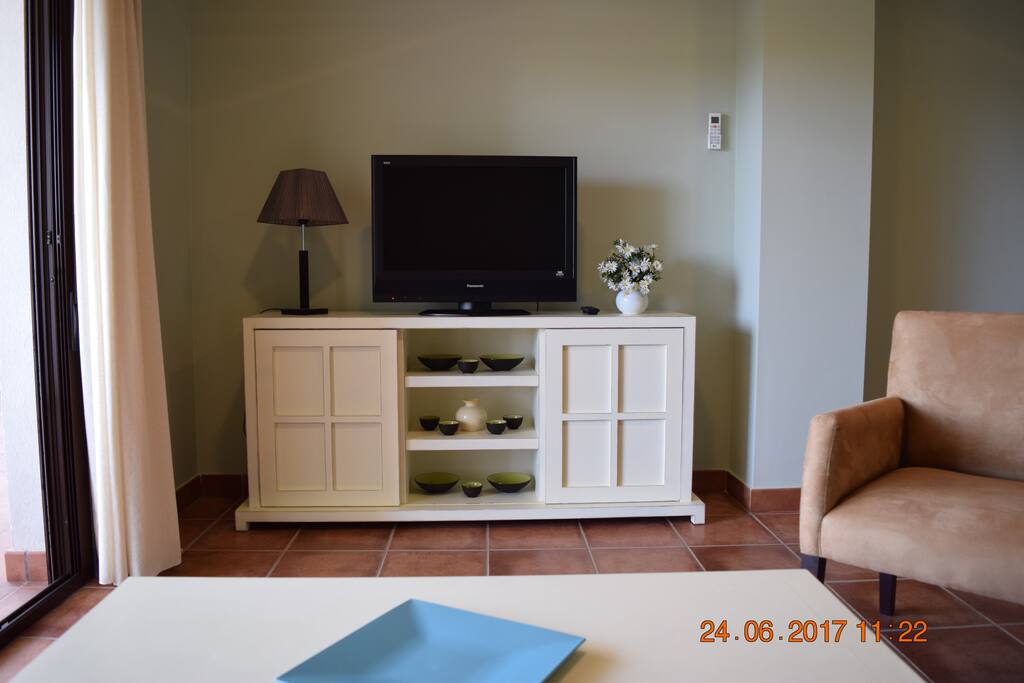 Salón con acceso directo a la terraza y aire acondicionado