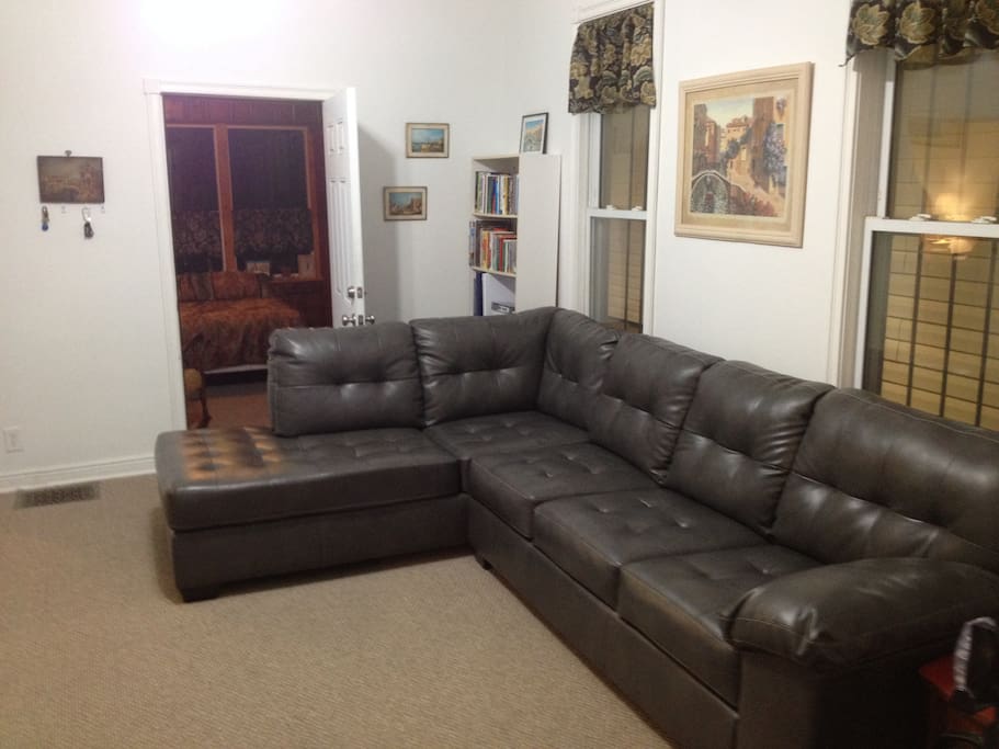 Large family room with 11 foot ceilings! New leather sectional.