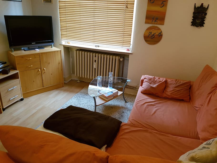 Couch, Fernseher, Kommoden. Alles da!