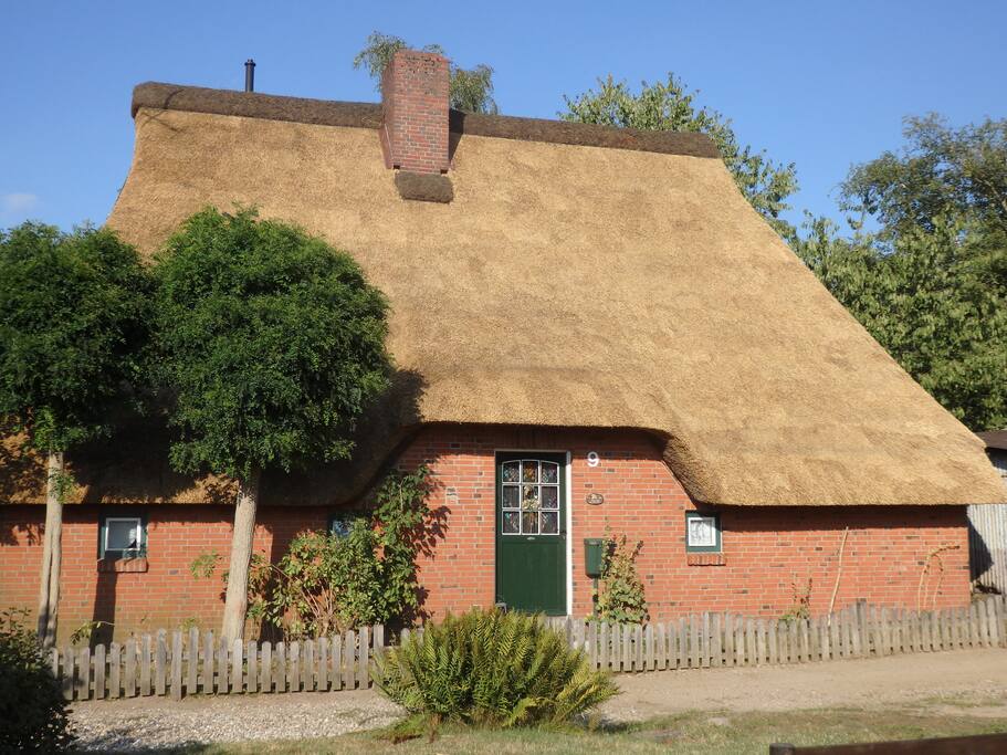 Die Westseite vom Haus mt der Haustür. Hier geht's rein.