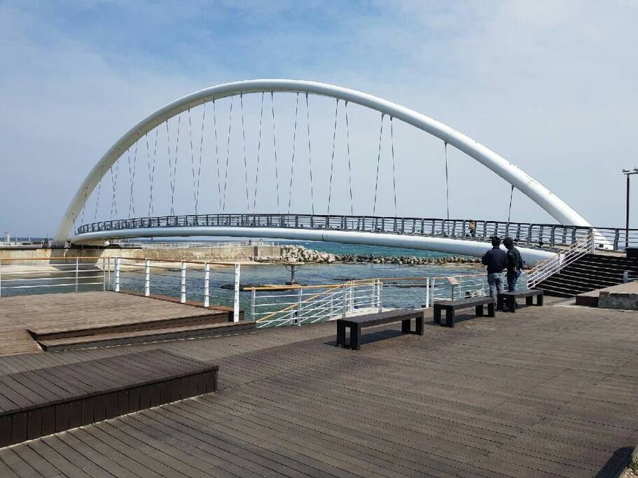 강문해변에 있는 촛대다리 밤에는 여러색이 나오죠.~숙소에서 가까이있어요
