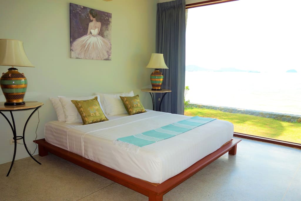 Ground-floor bedroom with beach view