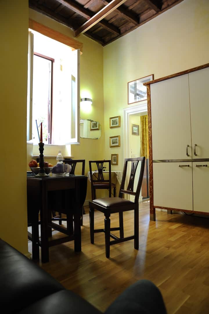 غرفة معيشة ثانية منطقة طعام بمطبخ صغير مجهز