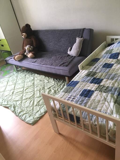 chambre lit petit enfant (jusqua 8 ANS et canapé dépliable 2 places)