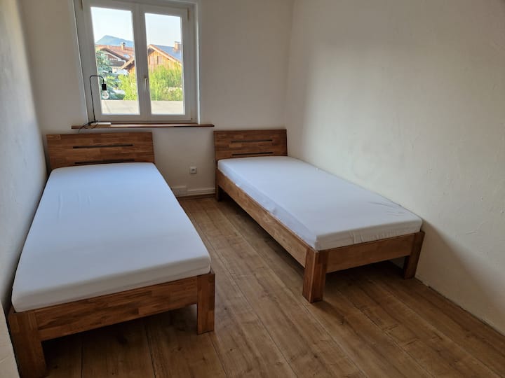 Спална соба 2 - Стоејќи за време на опремата на станот.