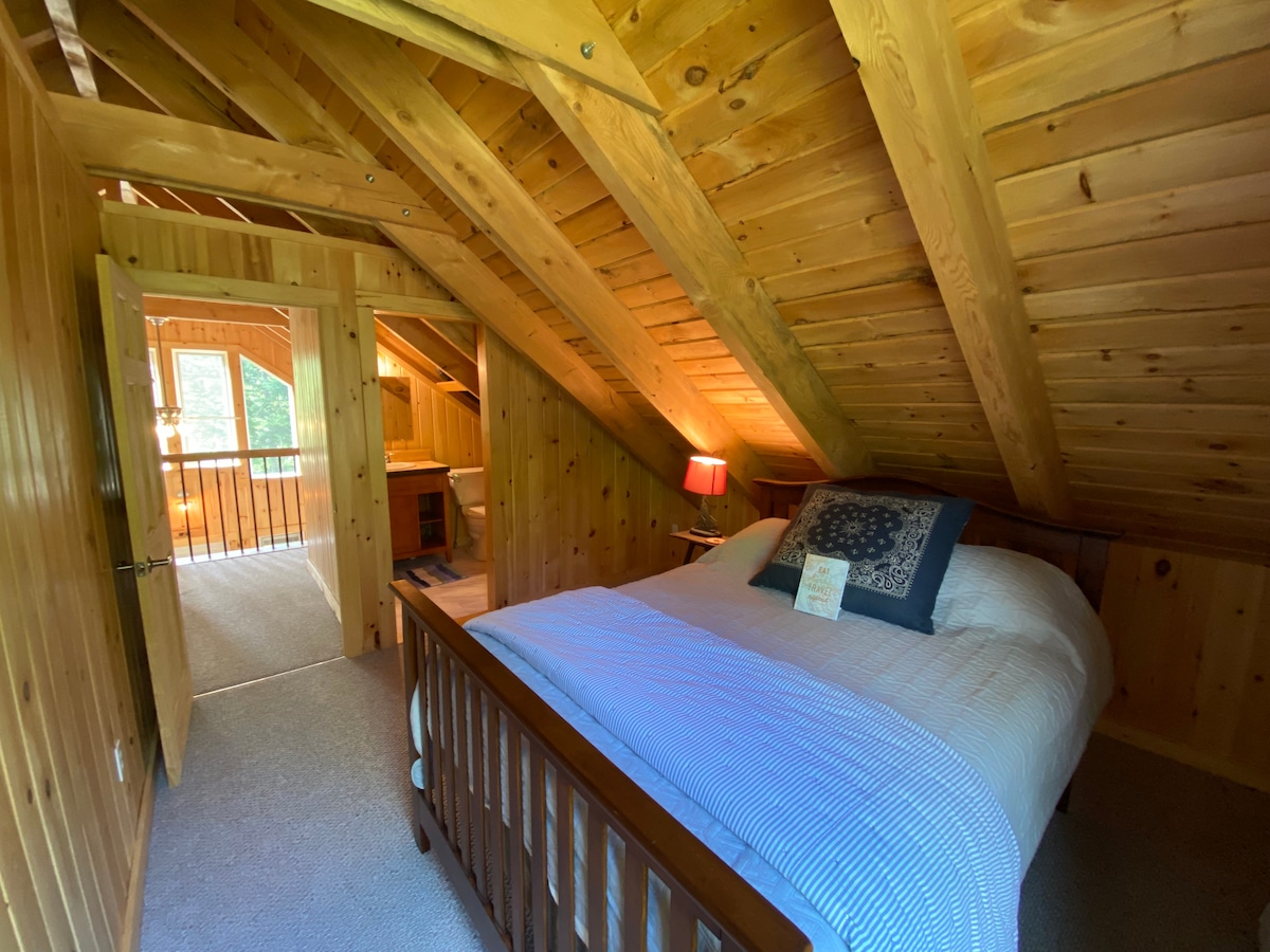 Dormitorio 3 con cama de tamaño completo en el segundo piso.