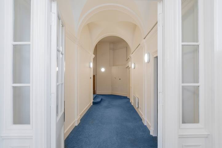 Elegant 2 Bedroom Central Apartment with Parking gallery image 2