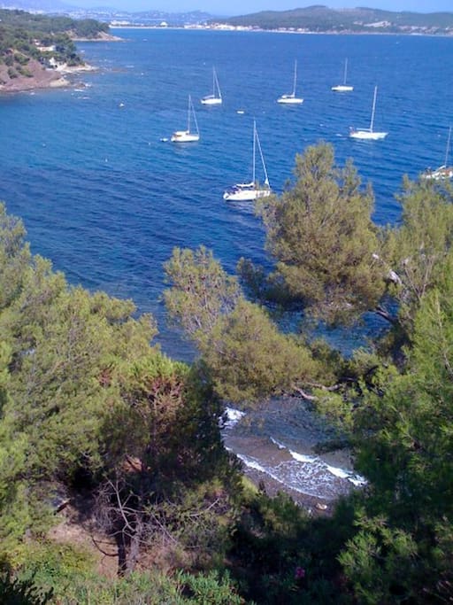 La mer à vos pieds. Le terrain privé jouxte les vagues ,,,, Un vrais pied dans l'eau !!!
