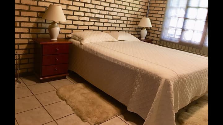 Chumba cha kulala sakafuni
sakafu ya chini iliyo na kiyoyozi moto/baridi.